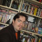 Grégoire "SilverSon" prend fièrement un selfie devant sa bibliothèque personnelle.